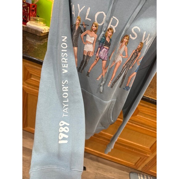 Taylor Swift Official 1989 Taylor’s Version Hooded Sweatshirt Size L NWOT - Picture 2 of 5